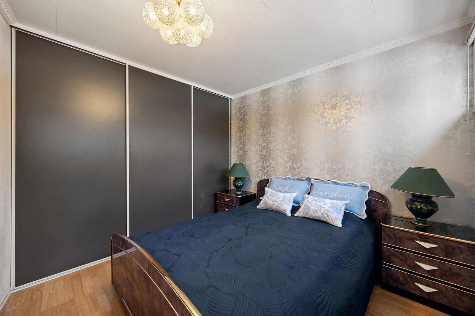 Romslig hovedsoverom i 1. etasje med god plass til dobbeltseng. Rommet innehar praktisk garderobeløsning med god lagringsplass. Galleribilde