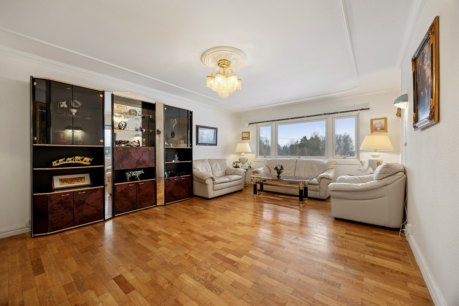 Stuen har et stort og funksjonelt areal, og flere rom i boligen bærer preg av moderniseringsbehov. Galleribilde