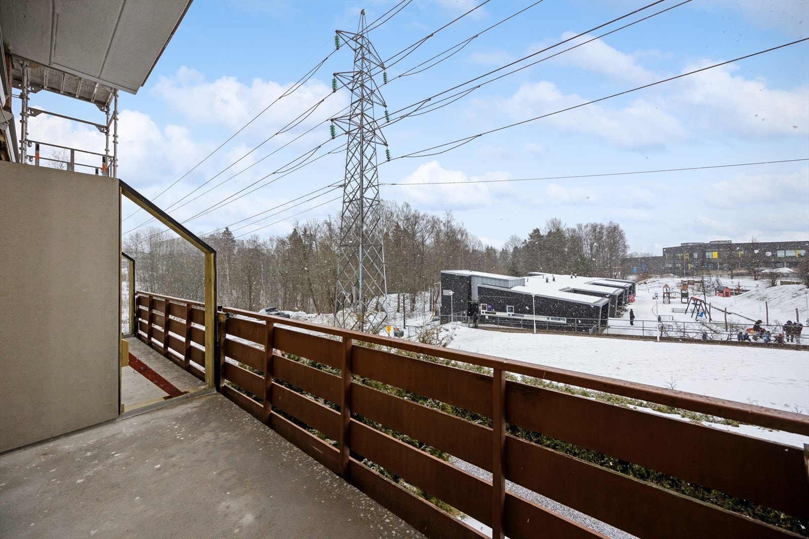 Romslig balkong på 8m² med adkomst fra kjøkkenet. Galleribilde