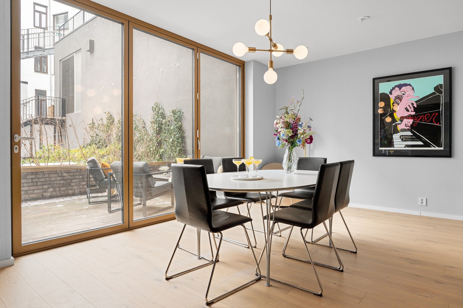 God plass til spisebord for sosiale sammenkomster. Galleribilde