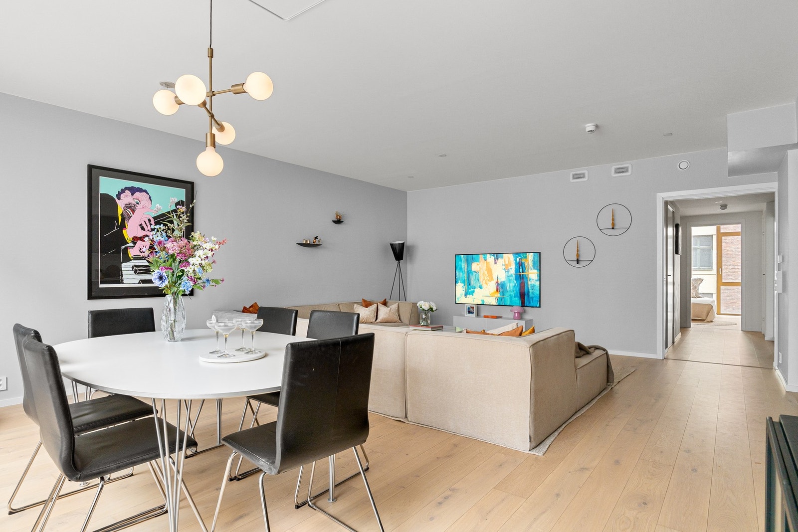 I stuen er det god plass til den store sofaen med naturlig avstand til tv-vegg. Galleribilde