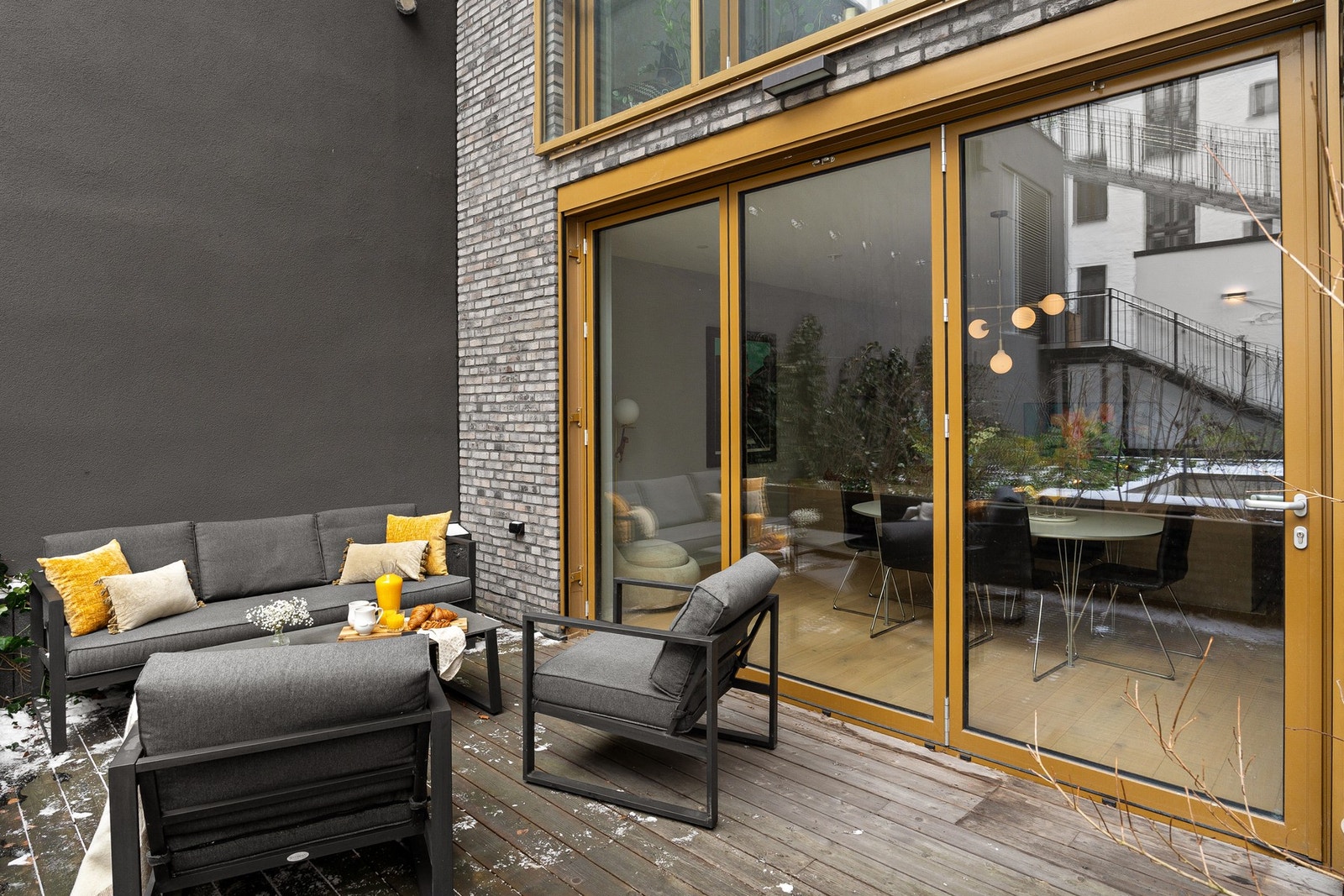 Her er det god plass til stor sofagruppe hvor varme sommerdager kan nytes. Galleribilde