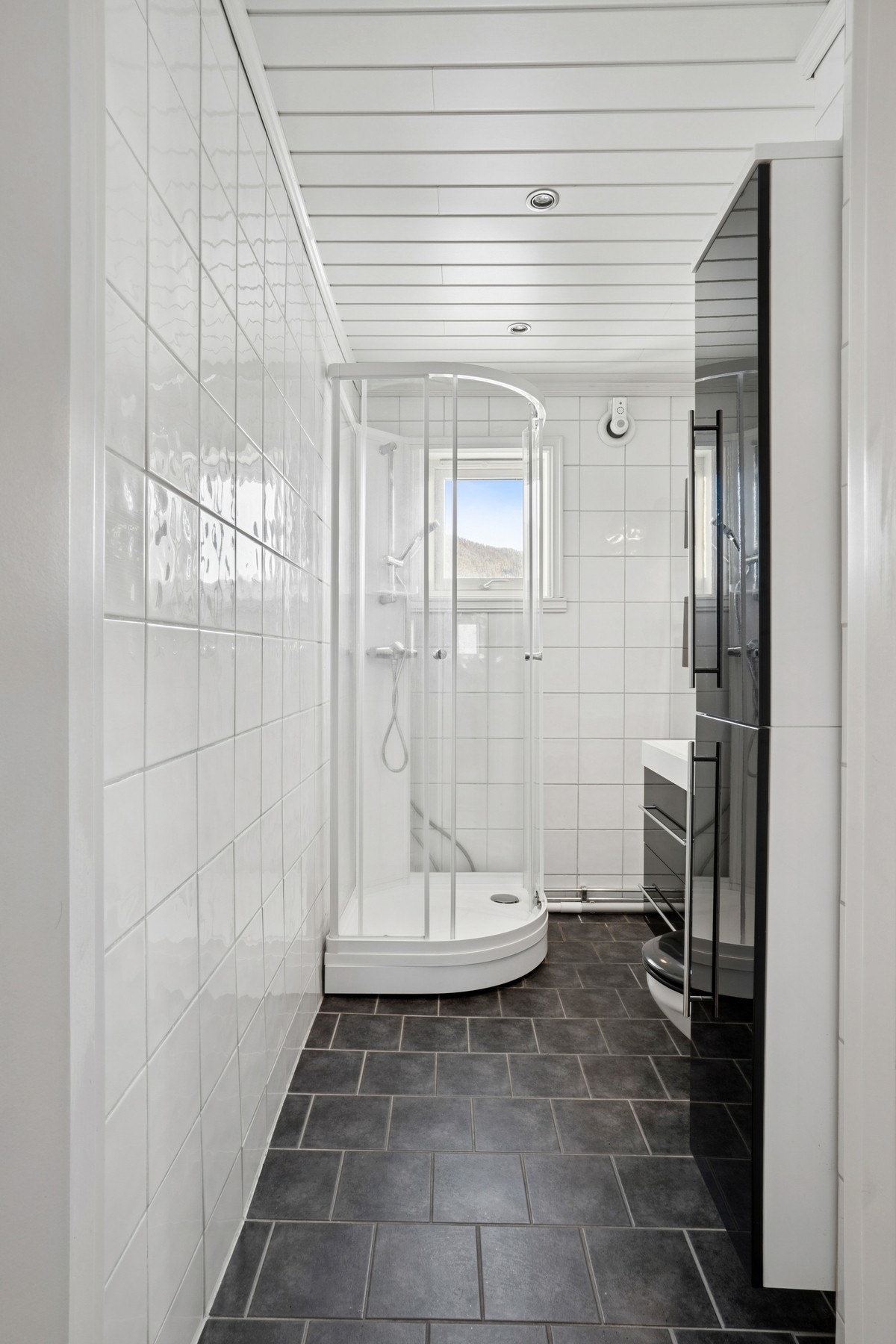 Badet har flislagt gulv med elektriske varmekabler for økt komfort. Galleribilde