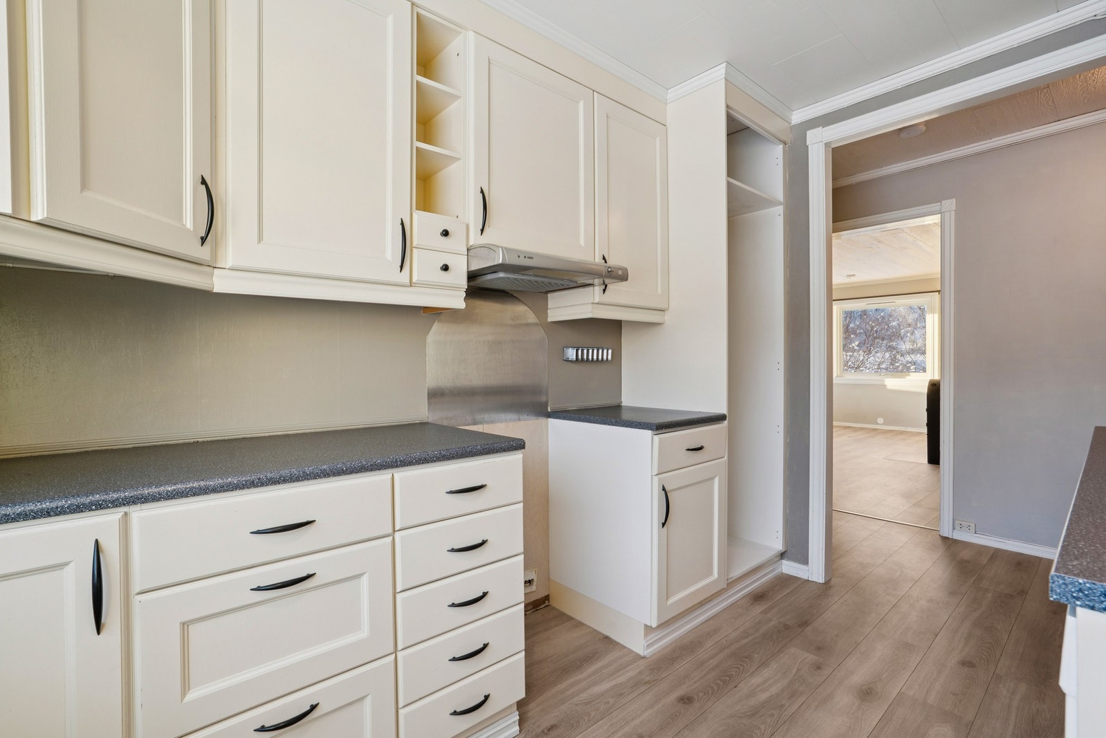 Innredningen gir god skapplass. Kjøkkenet er utstyrt med ventilator med avtrekk ut. Galleribilde