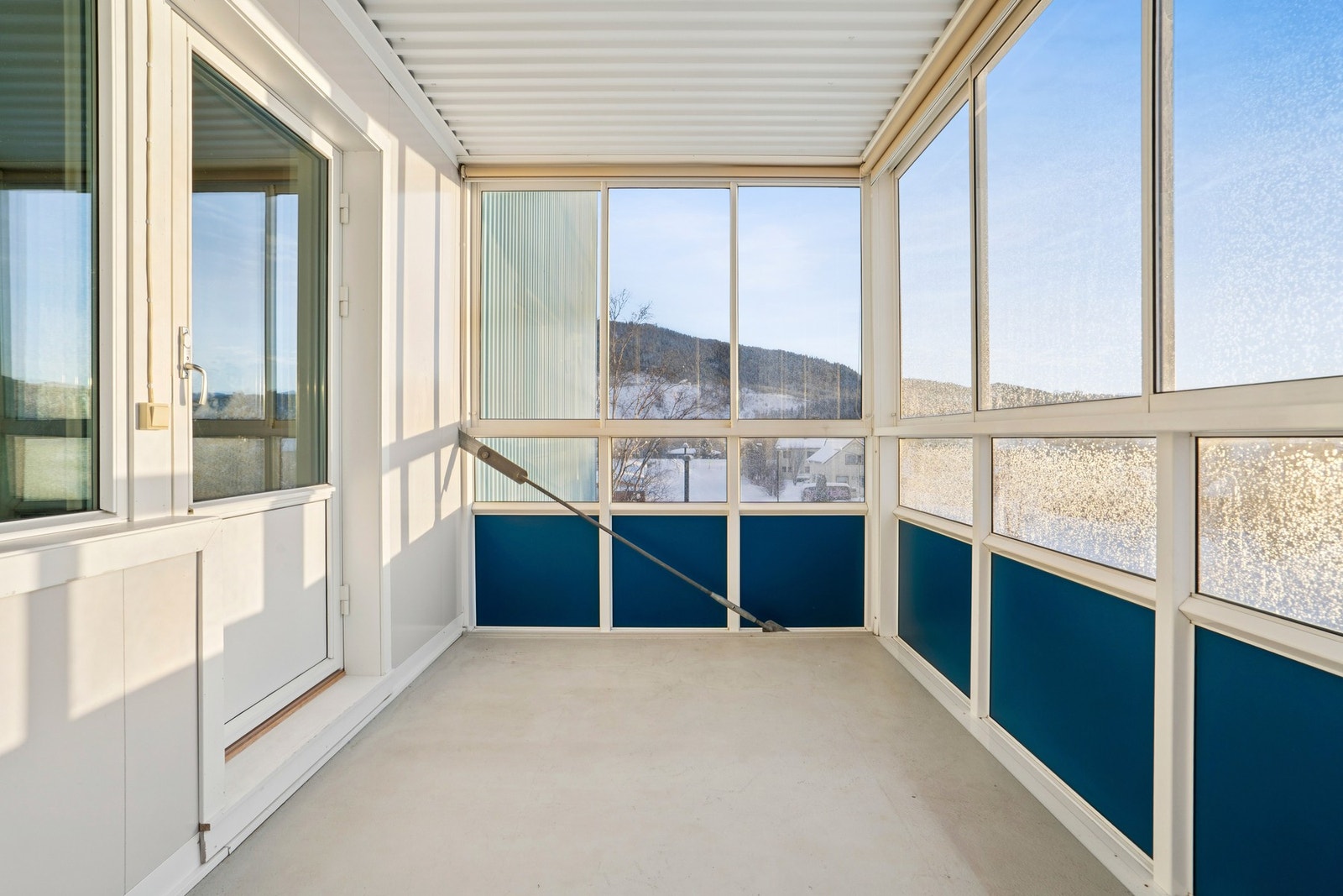 Balkongen gir rikelig med plass til en hyggelig sittegruppe med himmelretning mot sør. Galleribilde