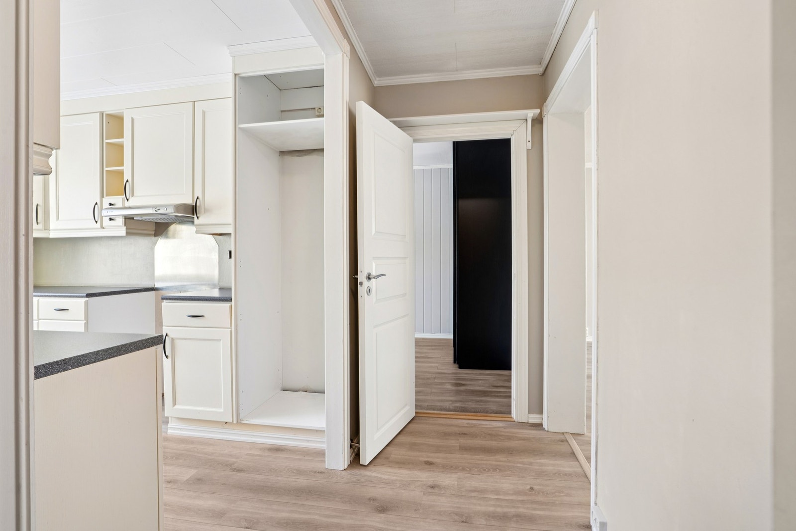 Leiligheten har malte, profilerte innerdører som gir et helhetlig inntrykk. Galleribilde