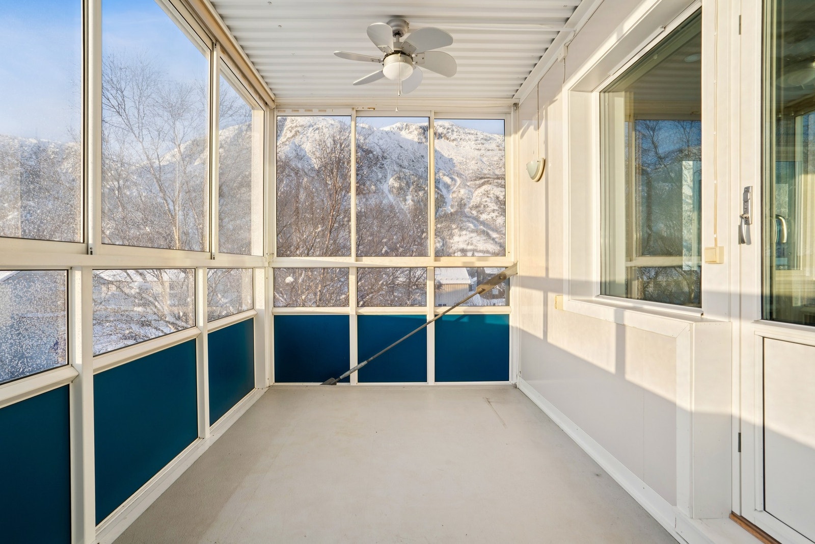 Den innglassede balkongen på ca. 9 m² fungerer som et ekstra oppholdsrom store deler av året, med mye utsyn og lite innsyn. Galleribilde