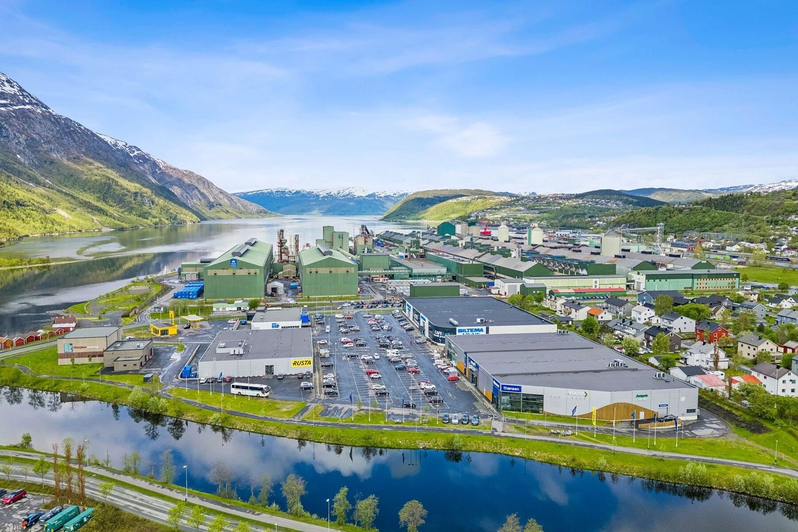 Hverdagsinnkjøpene er enkle med både Bunnpris og Rema 1000 innen kort gangavstand. Galleribilde