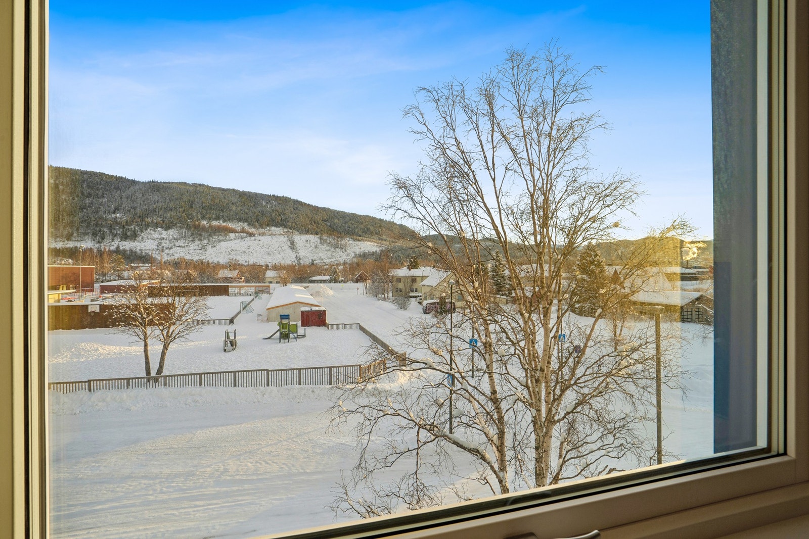 Utsikt mot øst og skoleområdet. Galleribilde