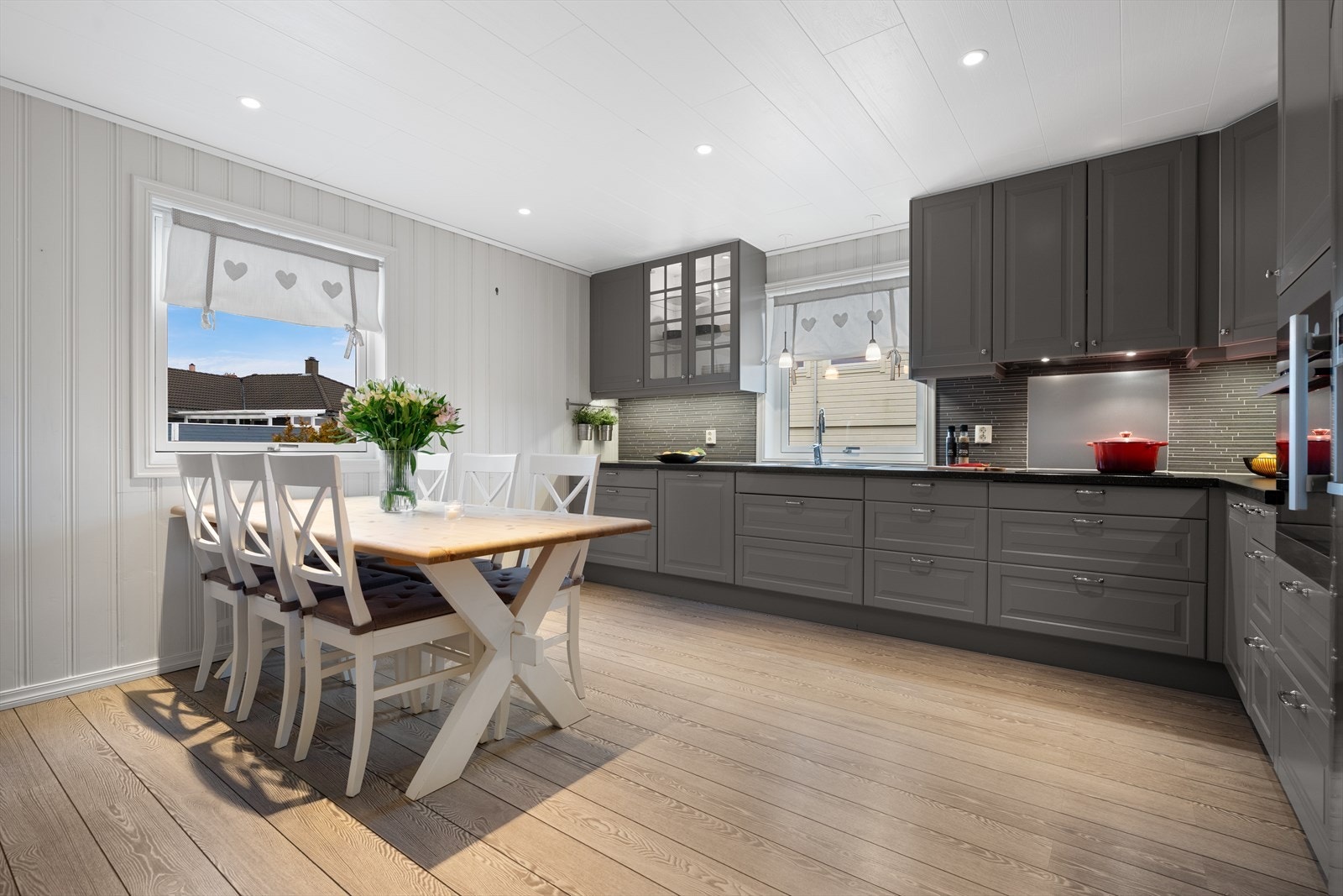 Flott kjøkken med rikelig med skapplass Galleribilde