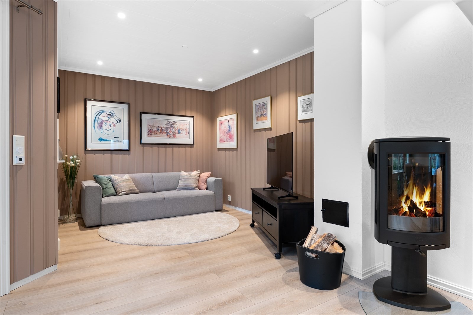 Egen del av stuen brukes som tv stue Galleribilde