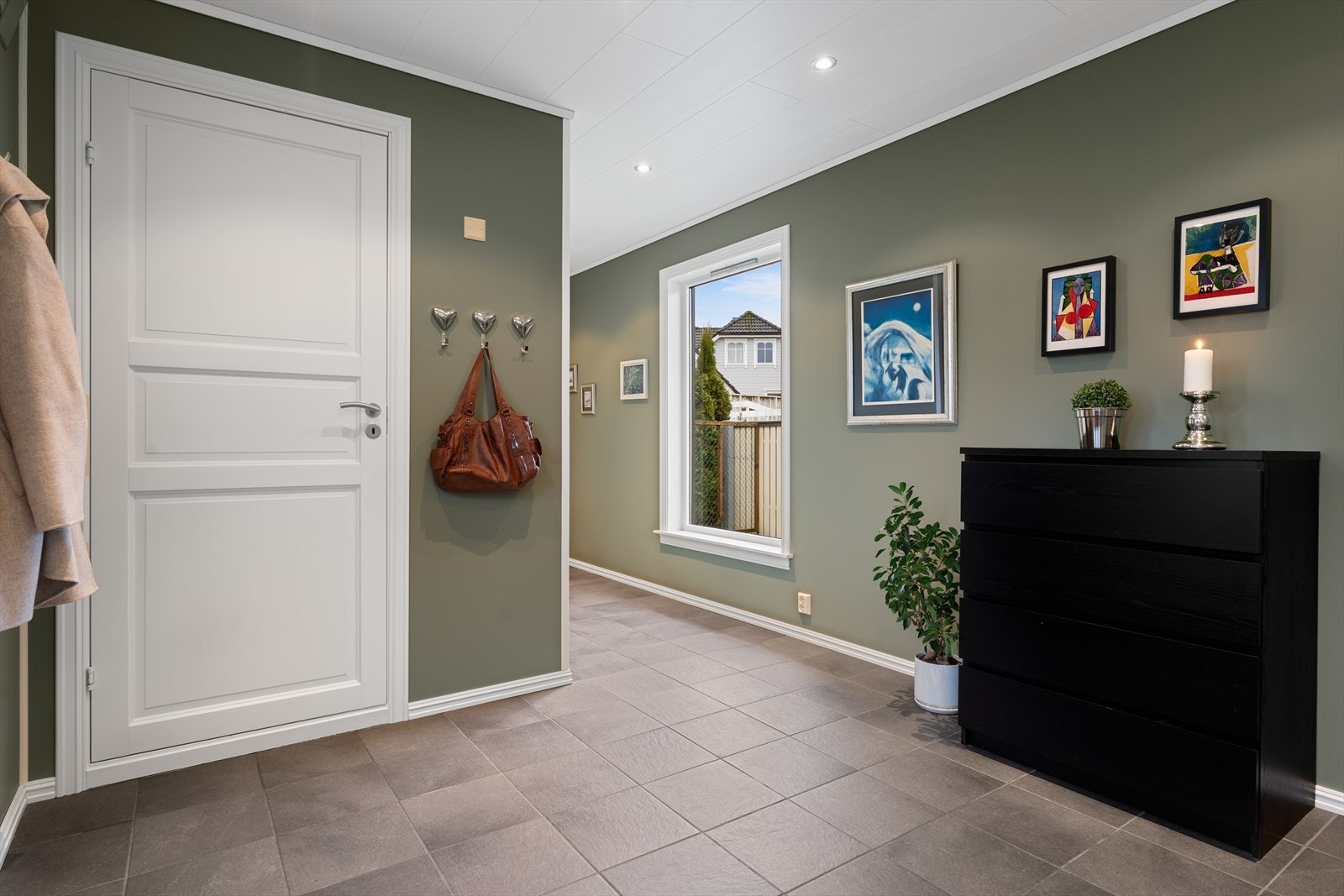 Romslig hall Galleribilde