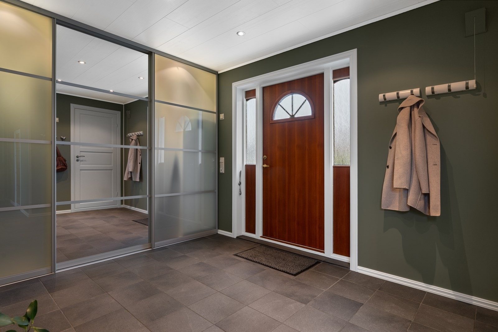 Det er skyvedørsgarderobe i speil i hall Galleribilde