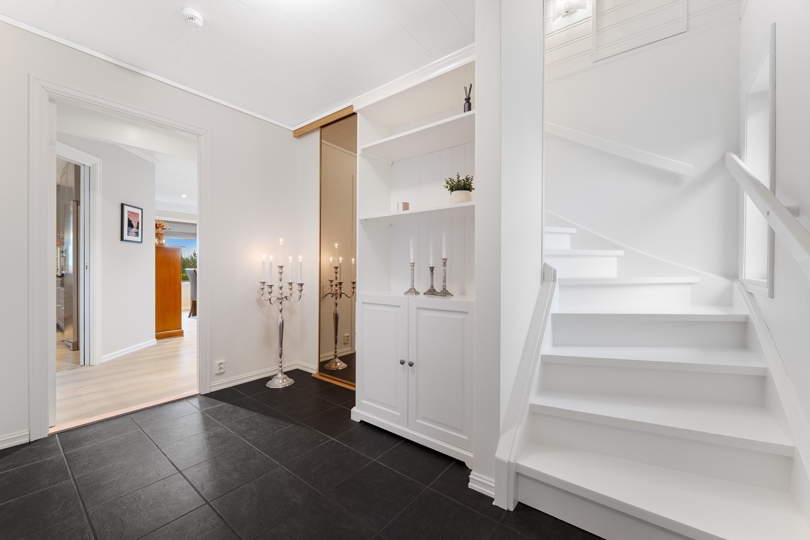 Gang med trapp opp til loftsetasjen Galleribilde