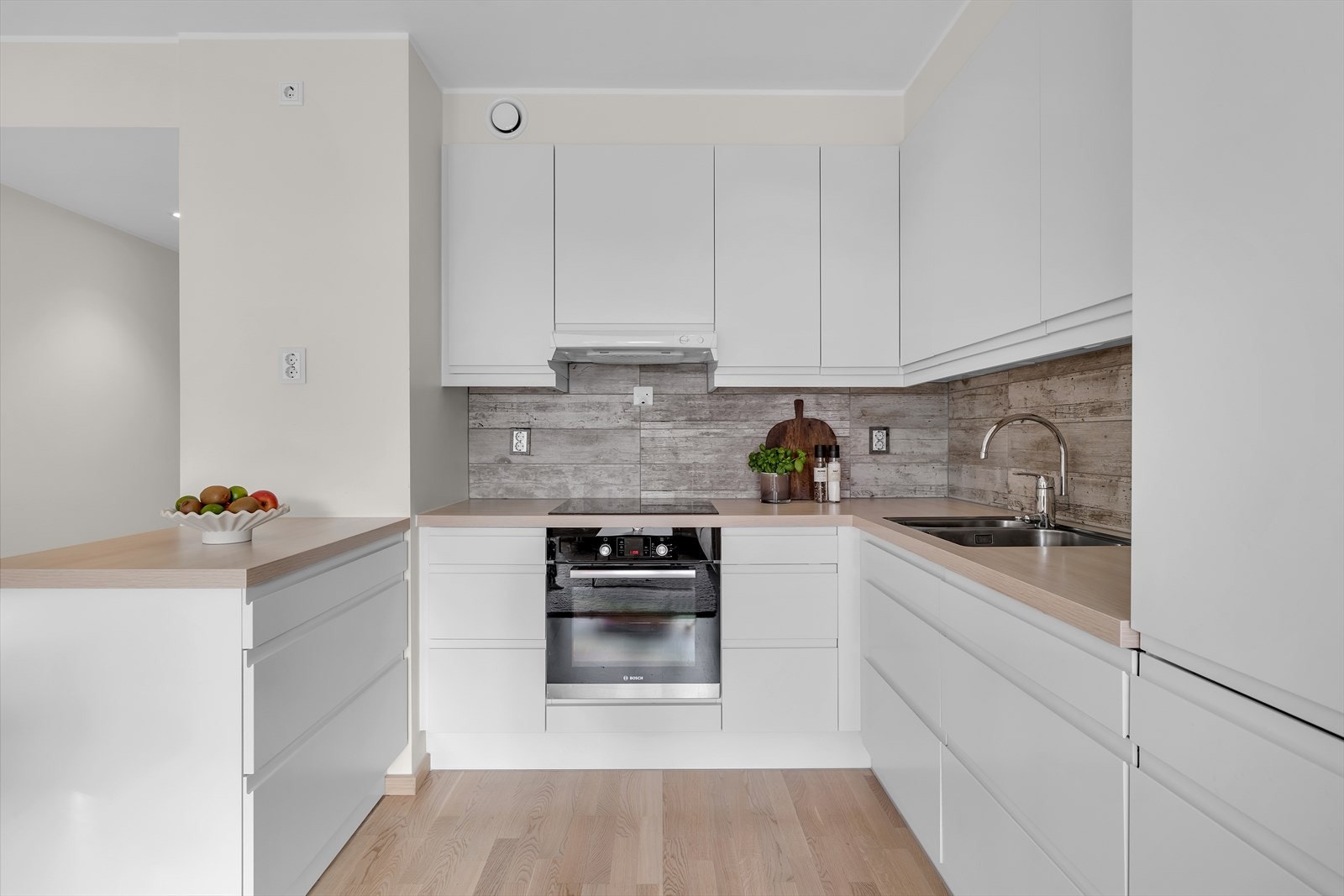 Moderne kjøkkeninnredning med hvite slette fronter Galleribilde