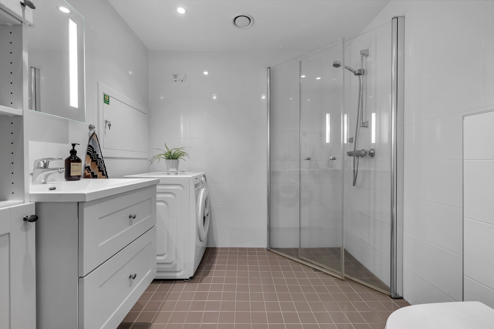 Pent flislagt bad av god størrelse Galleribilde