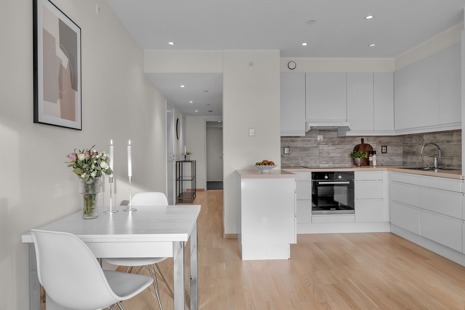 Åpen løsning mellom stue og kjøkken Galleribilde