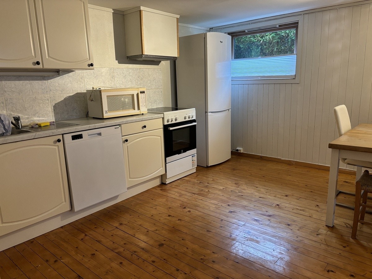 I dag er det satt inn kjøleskap med frysedel, oppvaskmaskin og mikrobølgeovn på kjøkkenet Galleribilde