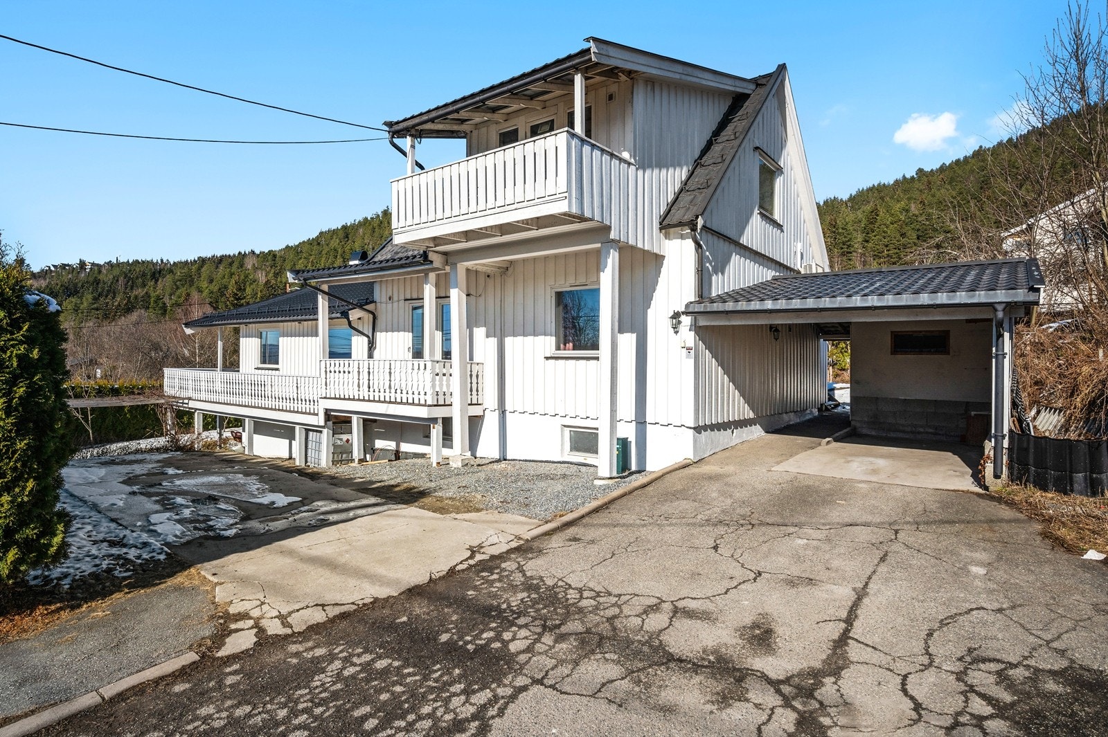 Boligen har tilstøtende carport og bod i trekonstruksjoner Galleribilde