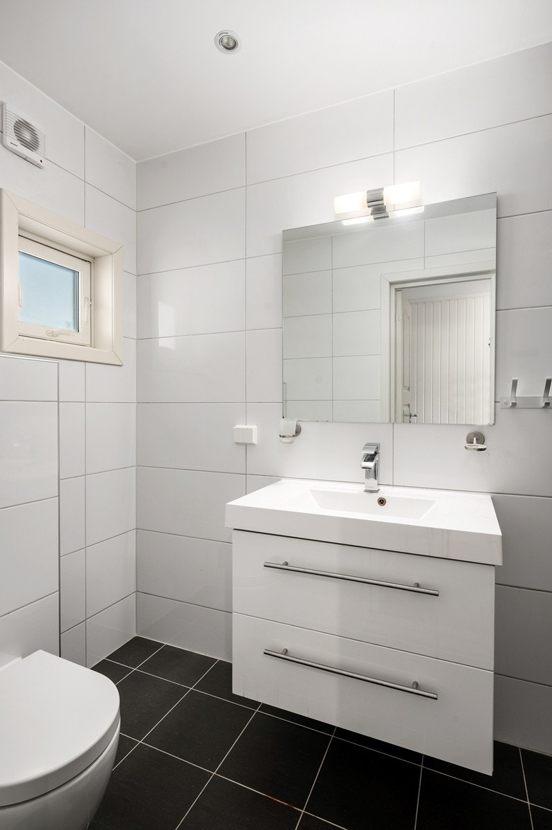 Flislagt baderom i 1. etasje med gulvvarme Galleribilde