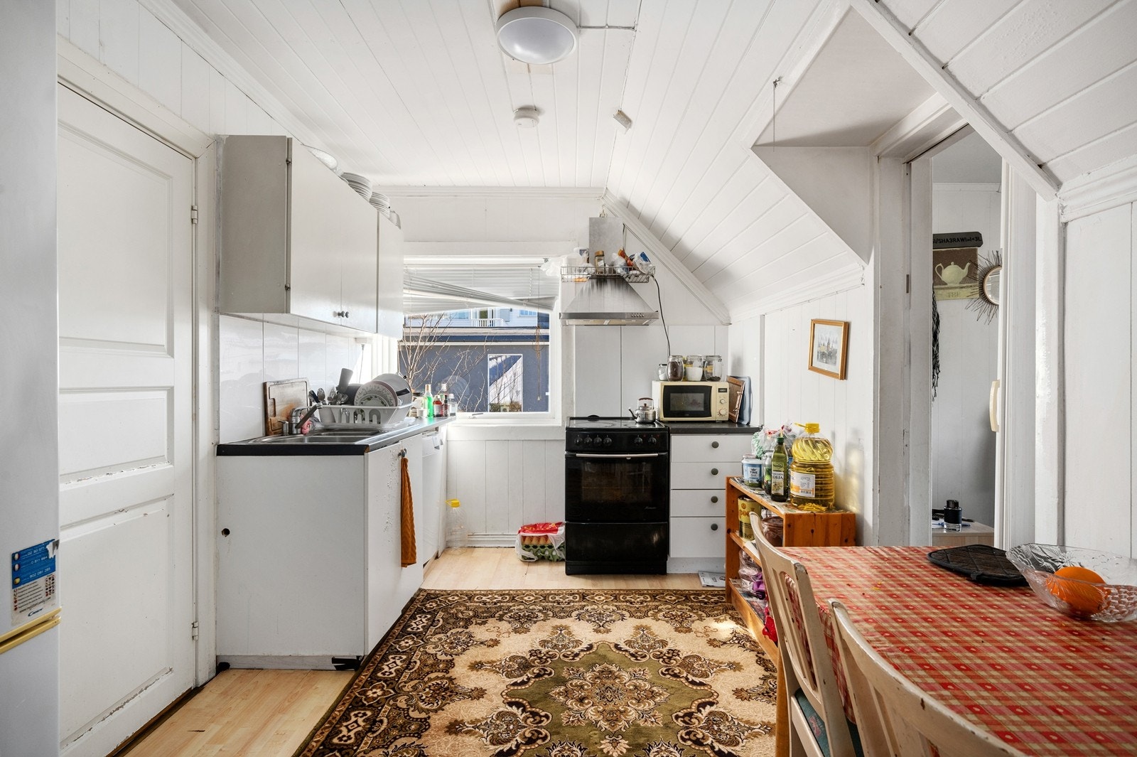 Kjøkkeninnredning med slette fronter i husets 2.etasje Galleribilde