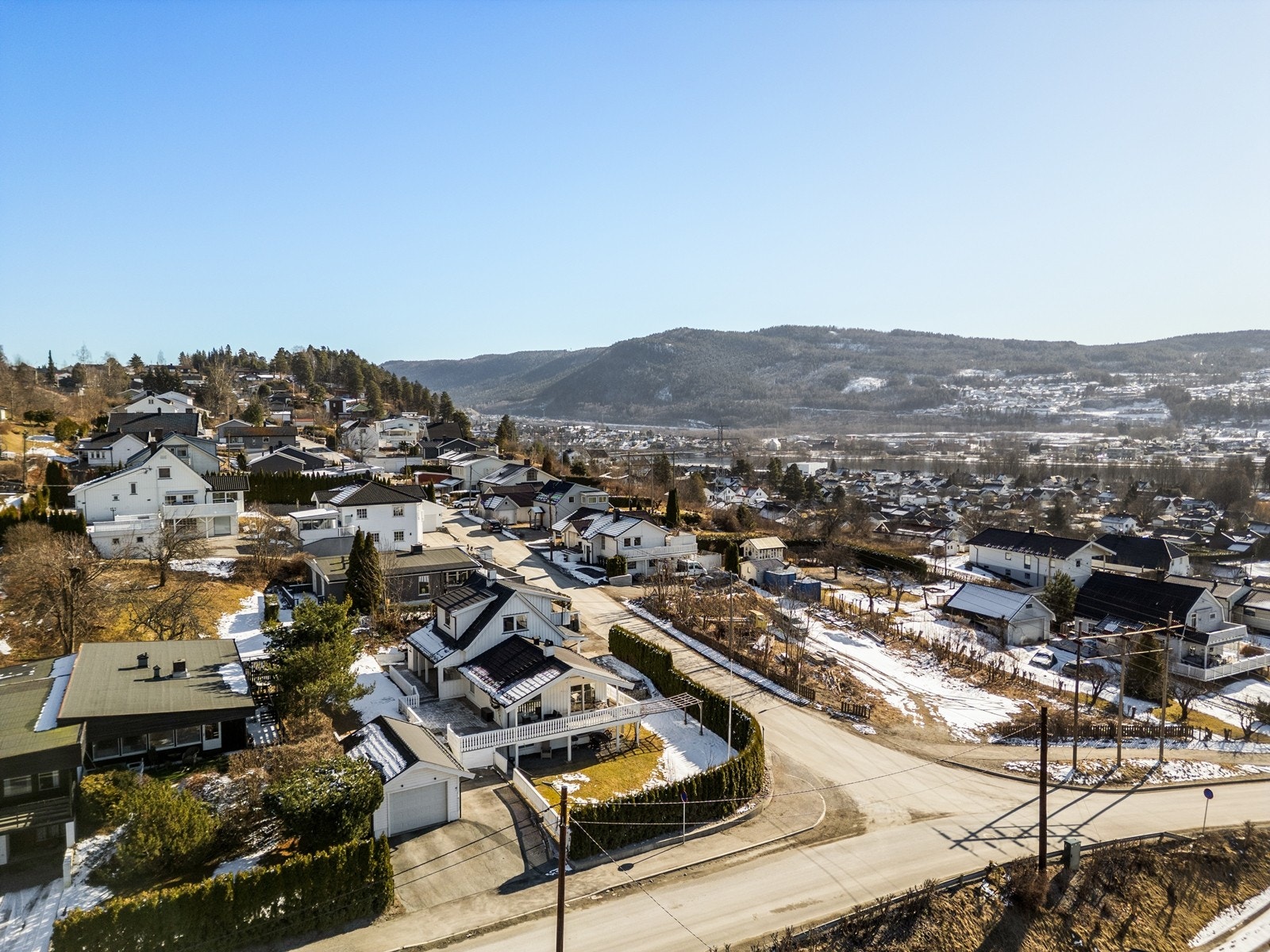 Det er en frittstående garasje på 26 kvm med innlagt strøm, belysning og varmekabler Galleribilde