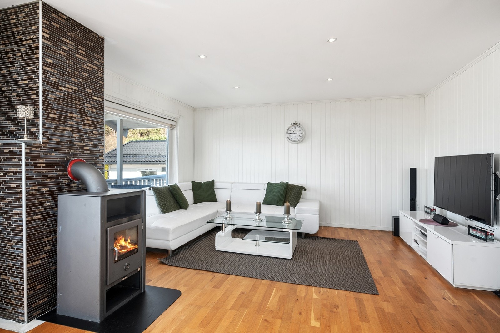 I stuen er det god plass til sofagruppe Galleribilde