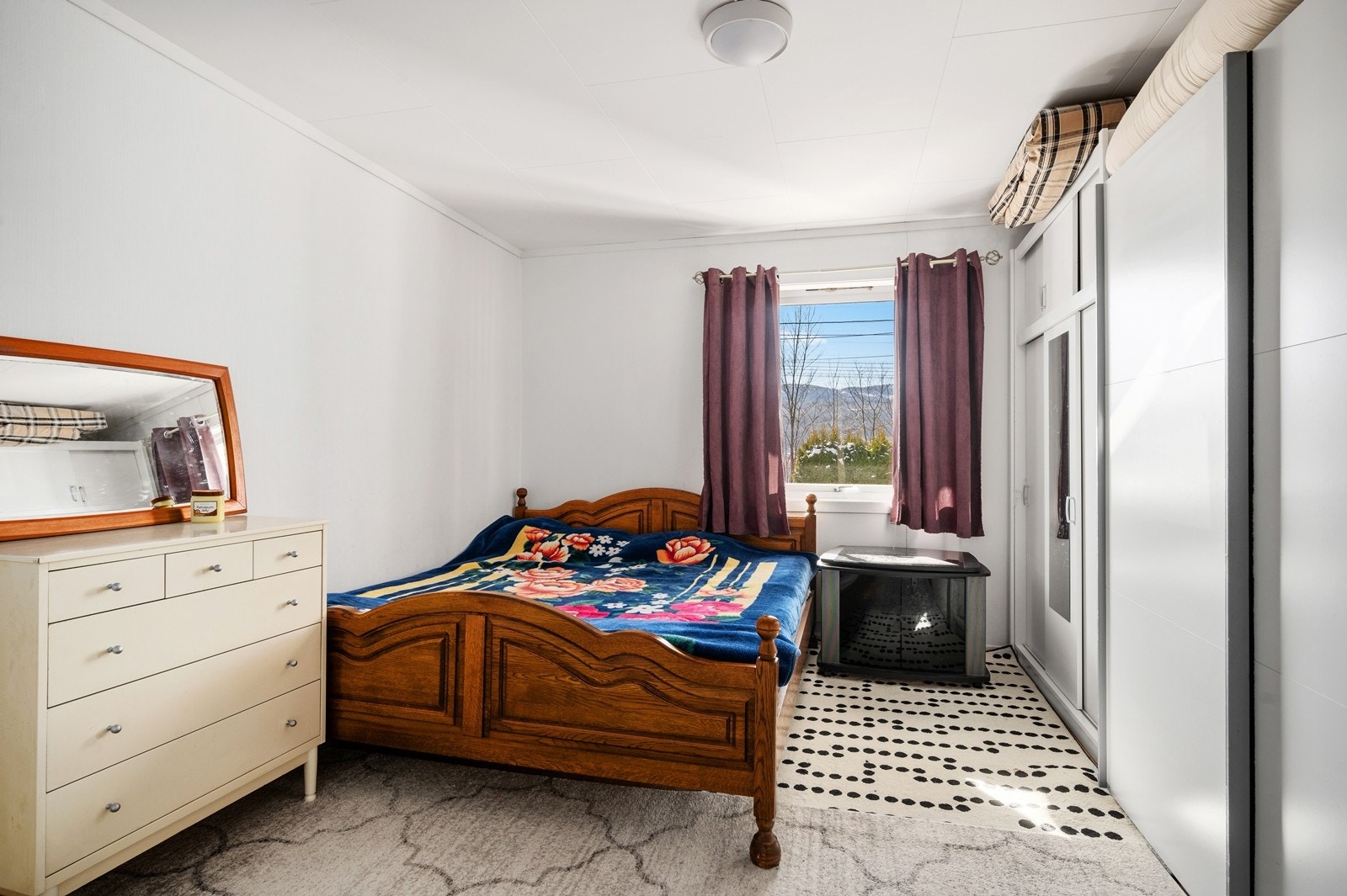 Soverom 2 i 1.etasje har god plass til seng og klesoppbevaring Galleribilde