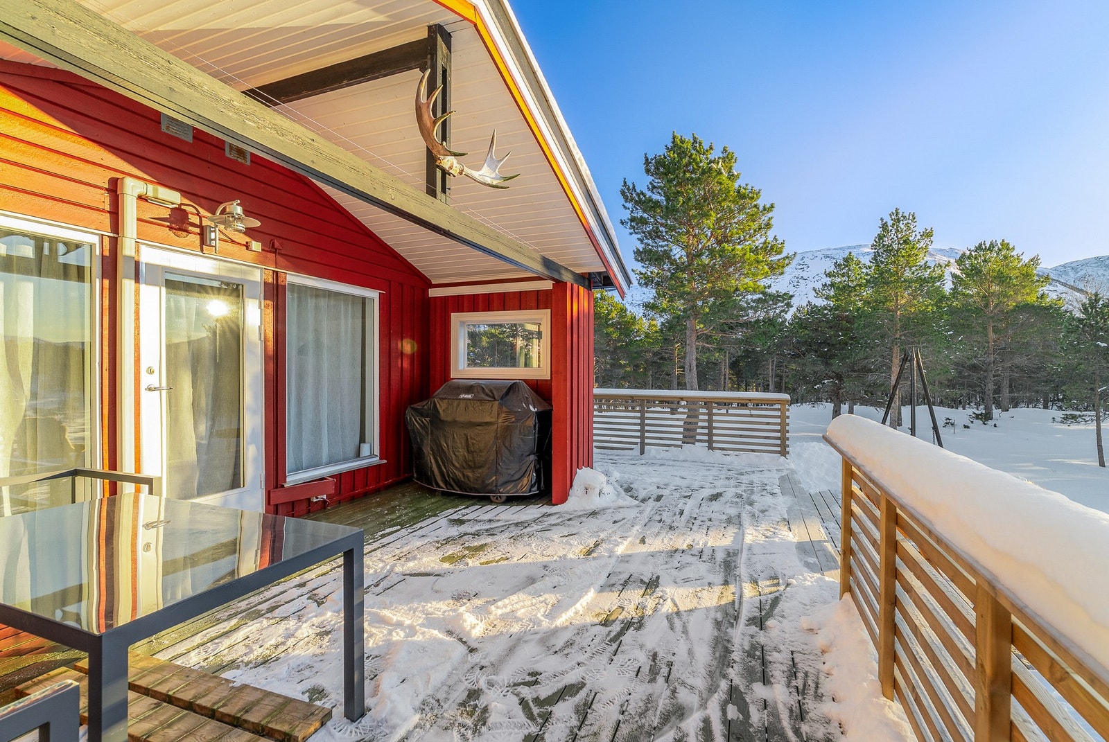 Stor og solrik terrasse. Galleribilde