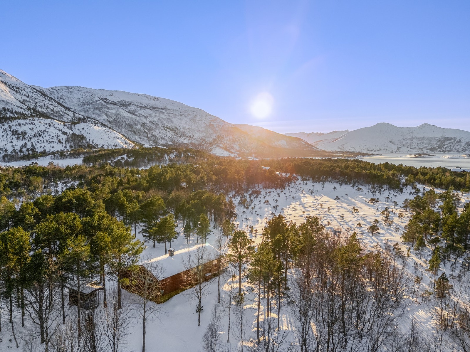 Åpent landskap foran hytten. Gode lys og solforhold på eiendommen. Galleribilde
