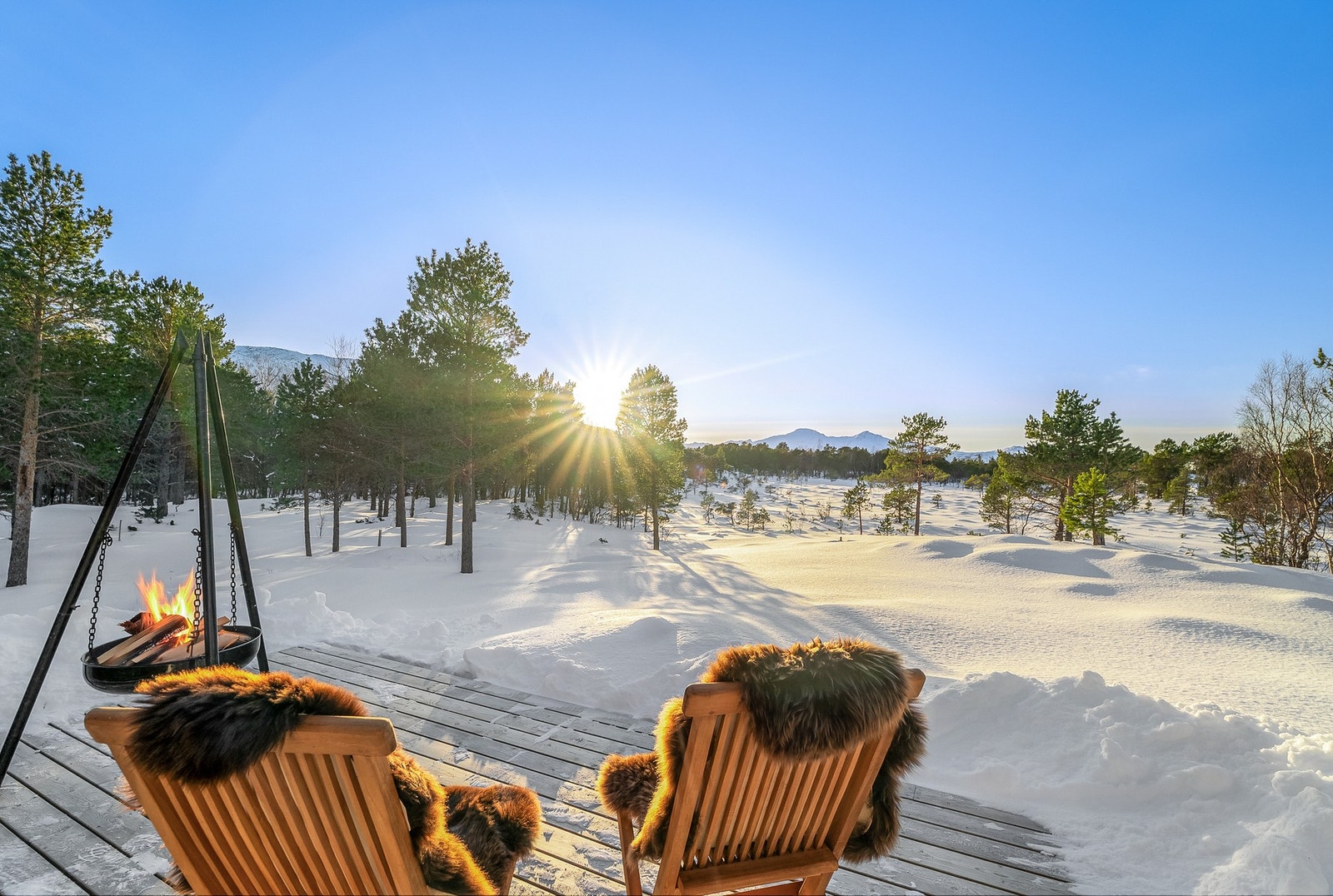 Fin utsikt fra terrassen med åpent terreng foran hytten. Galleribilde