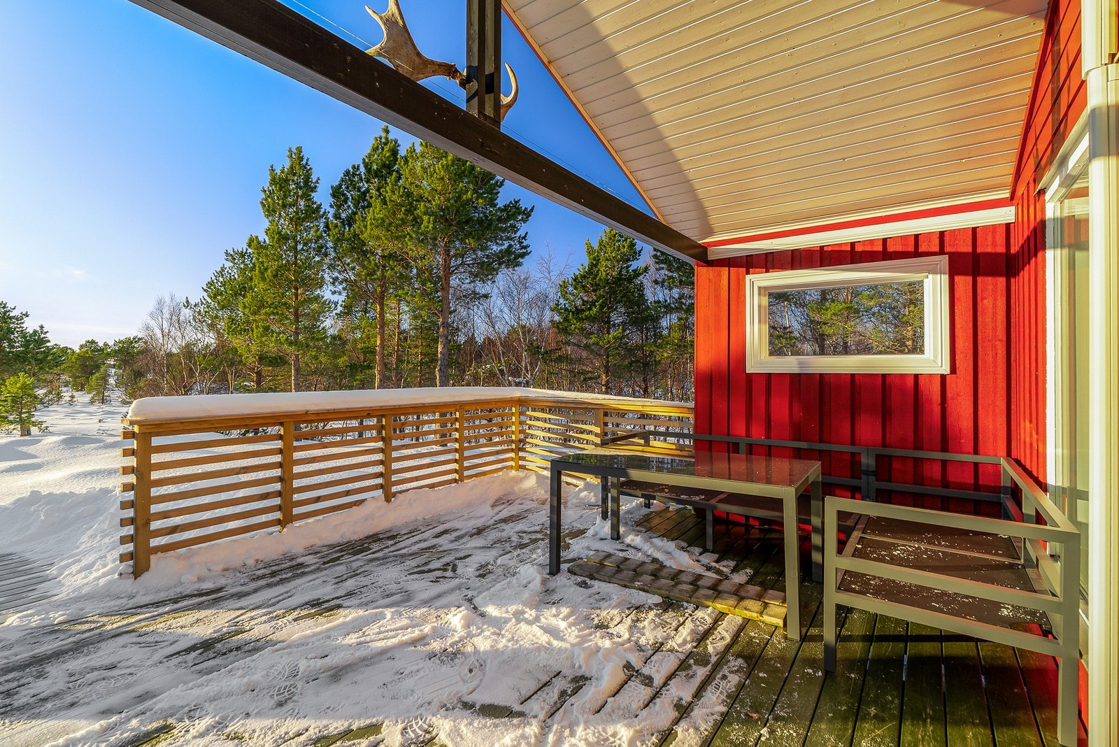 God plass til sittegruppe og tilhørende møblement. Takoverbygg for regnfulle dager. Galleribilde