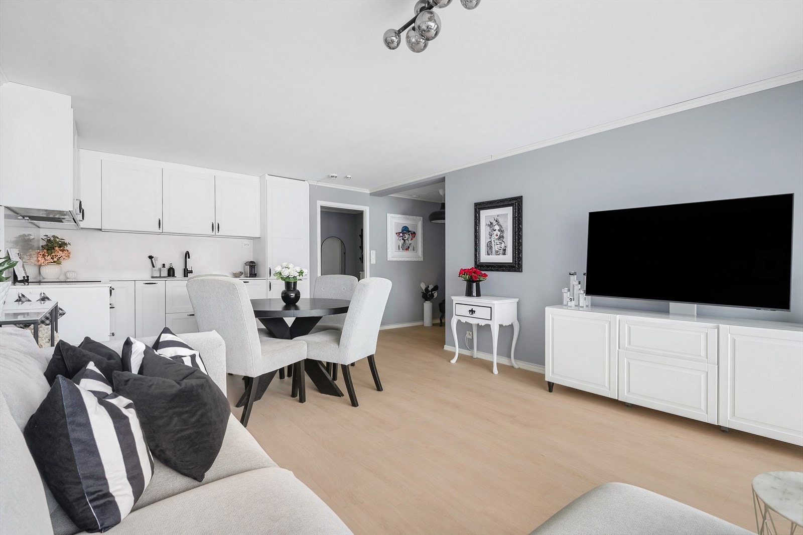 Stuen har god plass til sofagruppe, spisebord, mediemøbler og oppbevaring Galleribilde