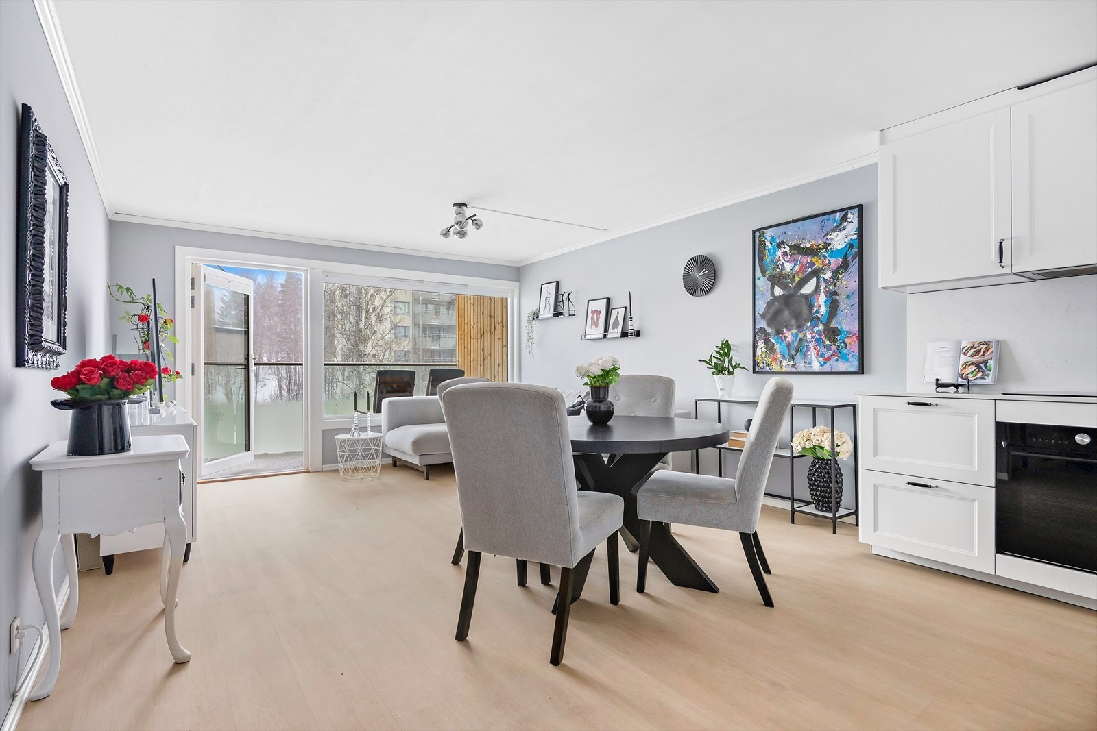 Leiligheten har en god planløsning med pene overflater og gjennomførte oppgraderinger Galleribilde