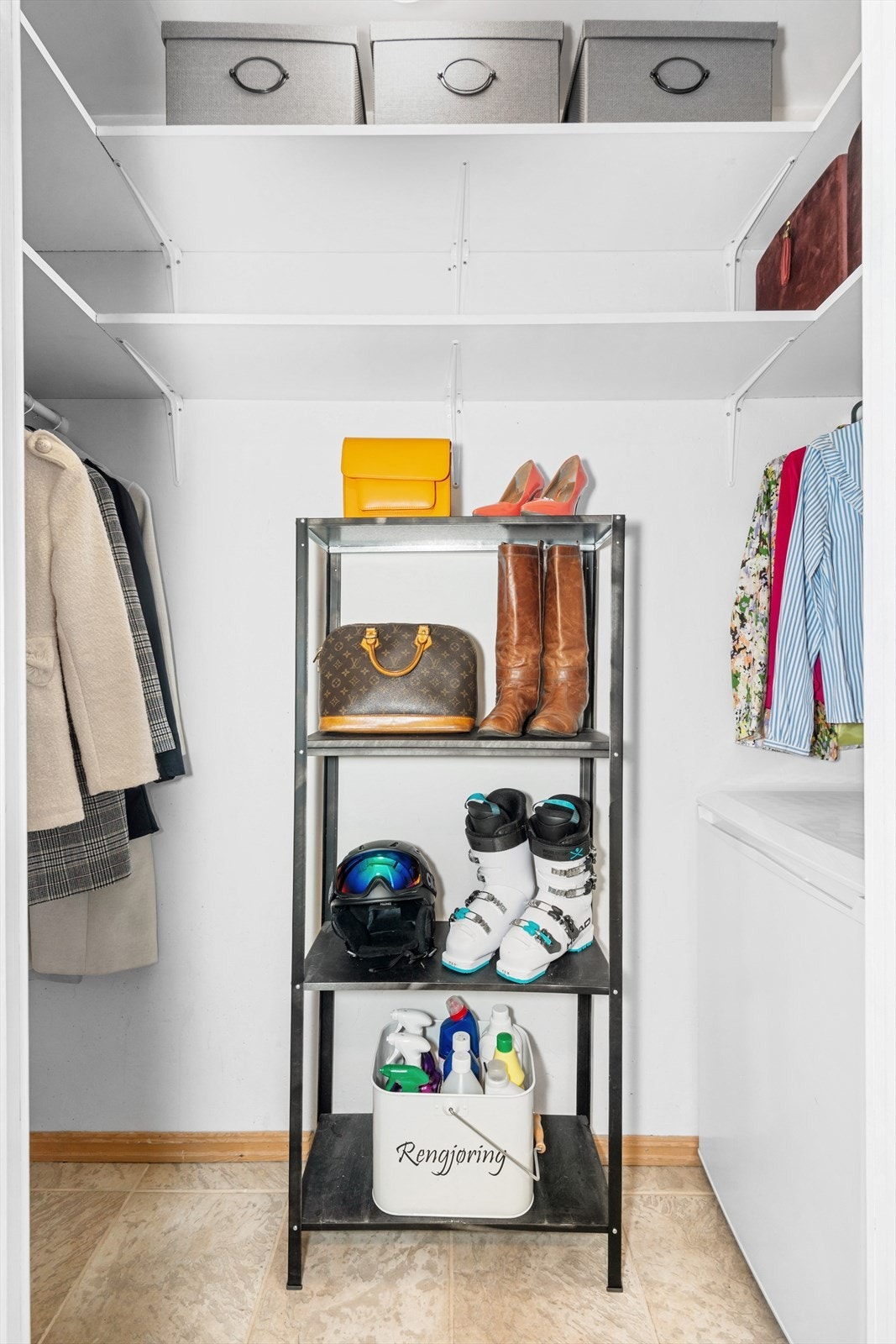 Adkomst til praktisk bod med gode oppbevaringsmuligheter Galleribilde