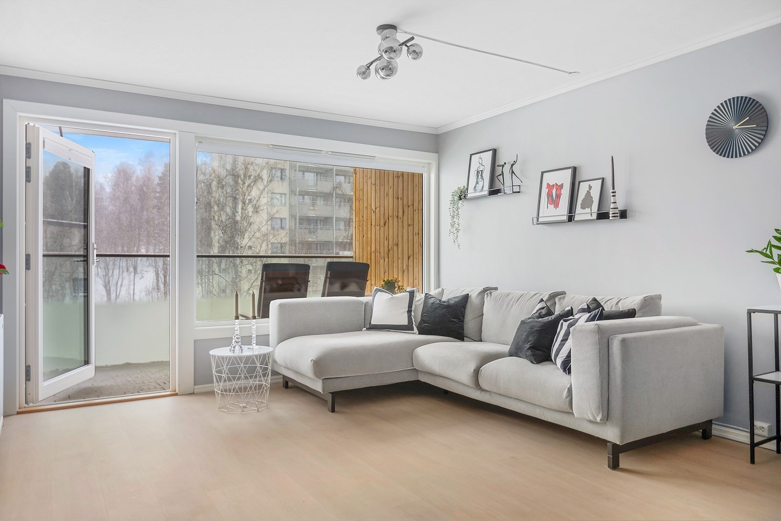 Stuen har skreddersydde plisségardiner på vindu og balkongdør som gir behagelig skjerming når kveldssolen står på Galleribilde