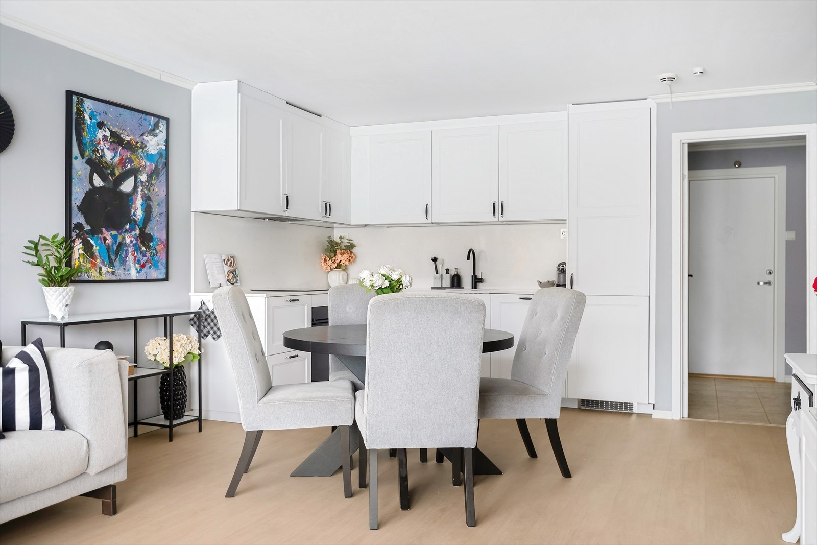 Kjøkkenet ligger i åpen løsning mot stue, sammen utgjør de et åpent og fint allrom Galleribilde