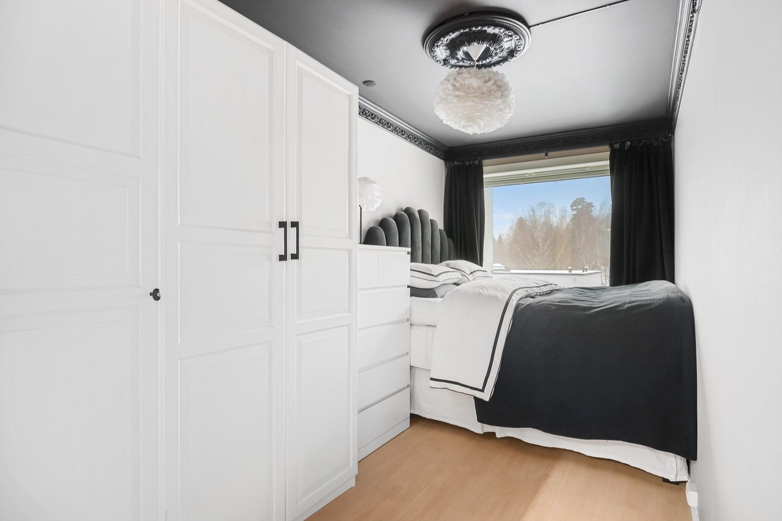 Usjenert og fint soverom med gode lysforhold og fint utsyn Galleribilde