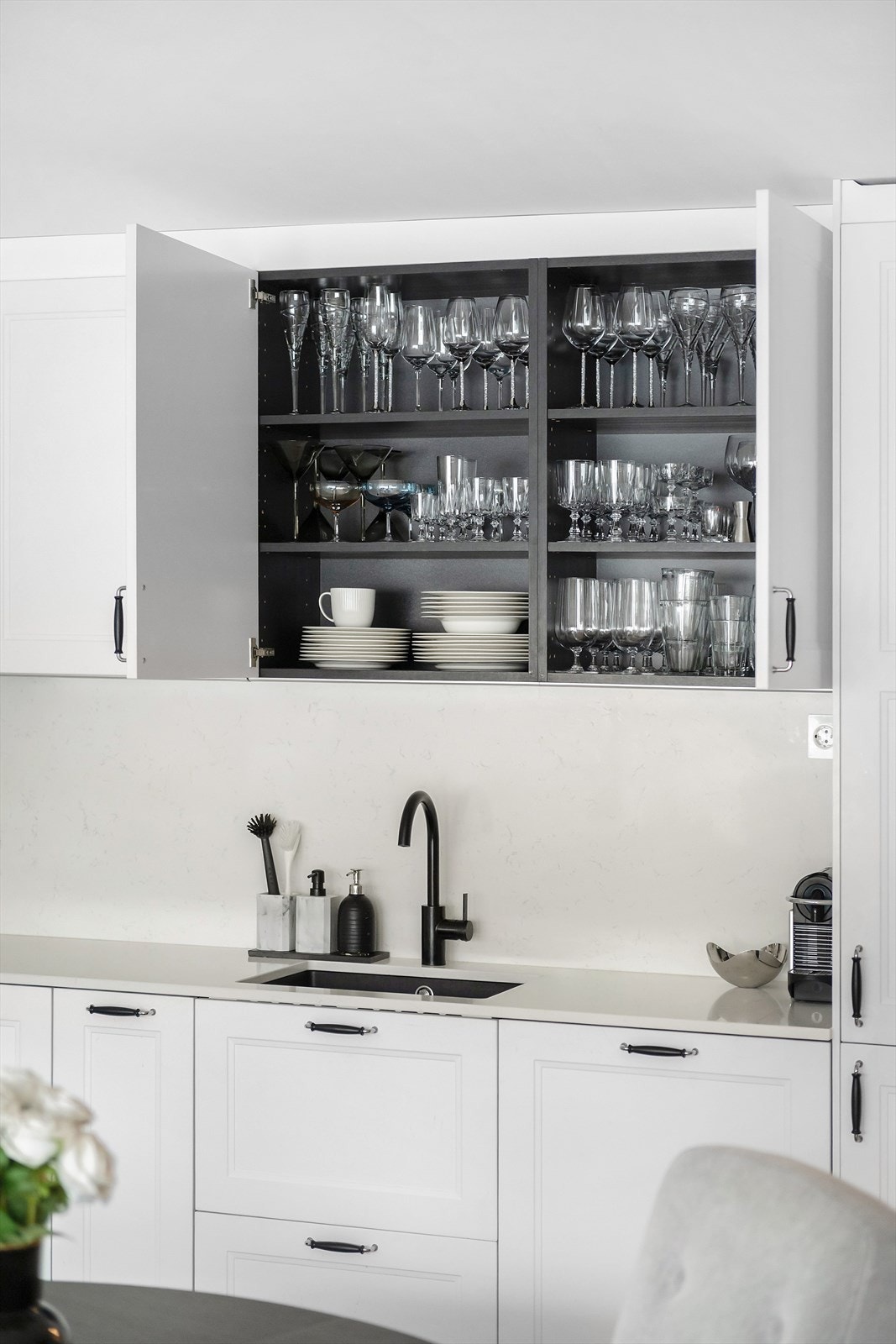 Kjøkkenet er praktisk utformet med gode oppbevaringsmuligheter Galleribilde