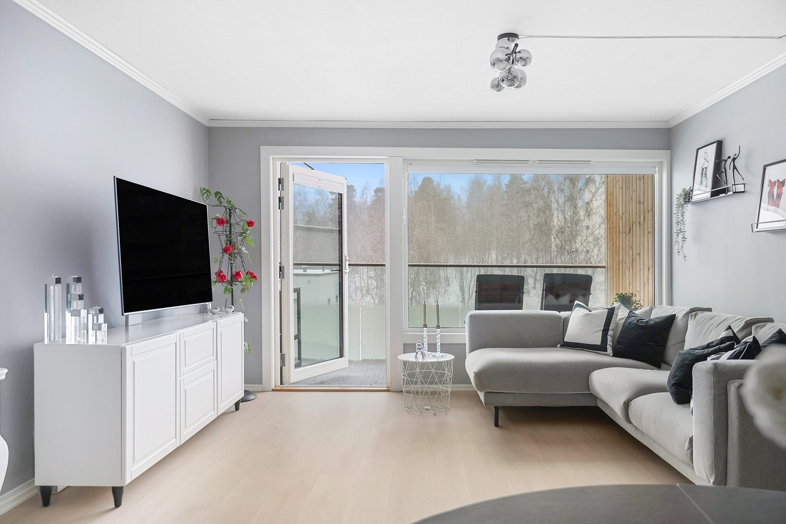 Lys og fin stue med store vindusflater og utgang til balkong. Stuen er skjermet for innsyn og får rikelig med naturlig lysinnslipp fra store vindusflater Galleribilde