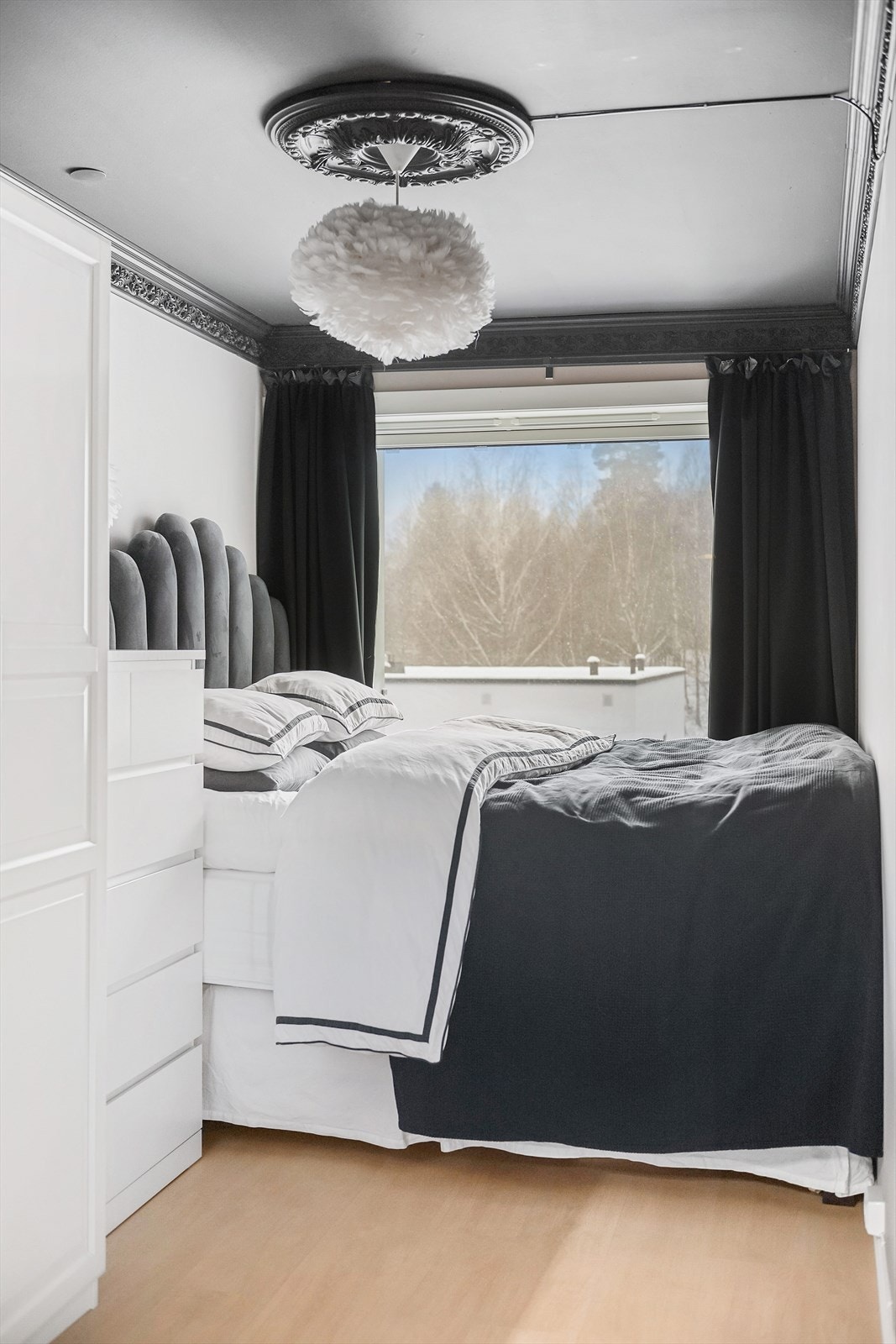 Soverommet har i likhet med resten av leiligheten, laminatgulv og slette, malte veggflater Galleribilde