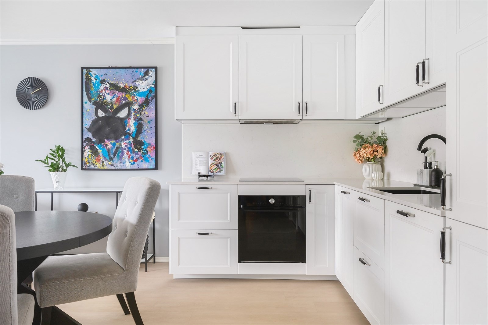 Leiligheten har en god planløsning med pene overflater og gjennomførte oppgraderinger Galleribilde