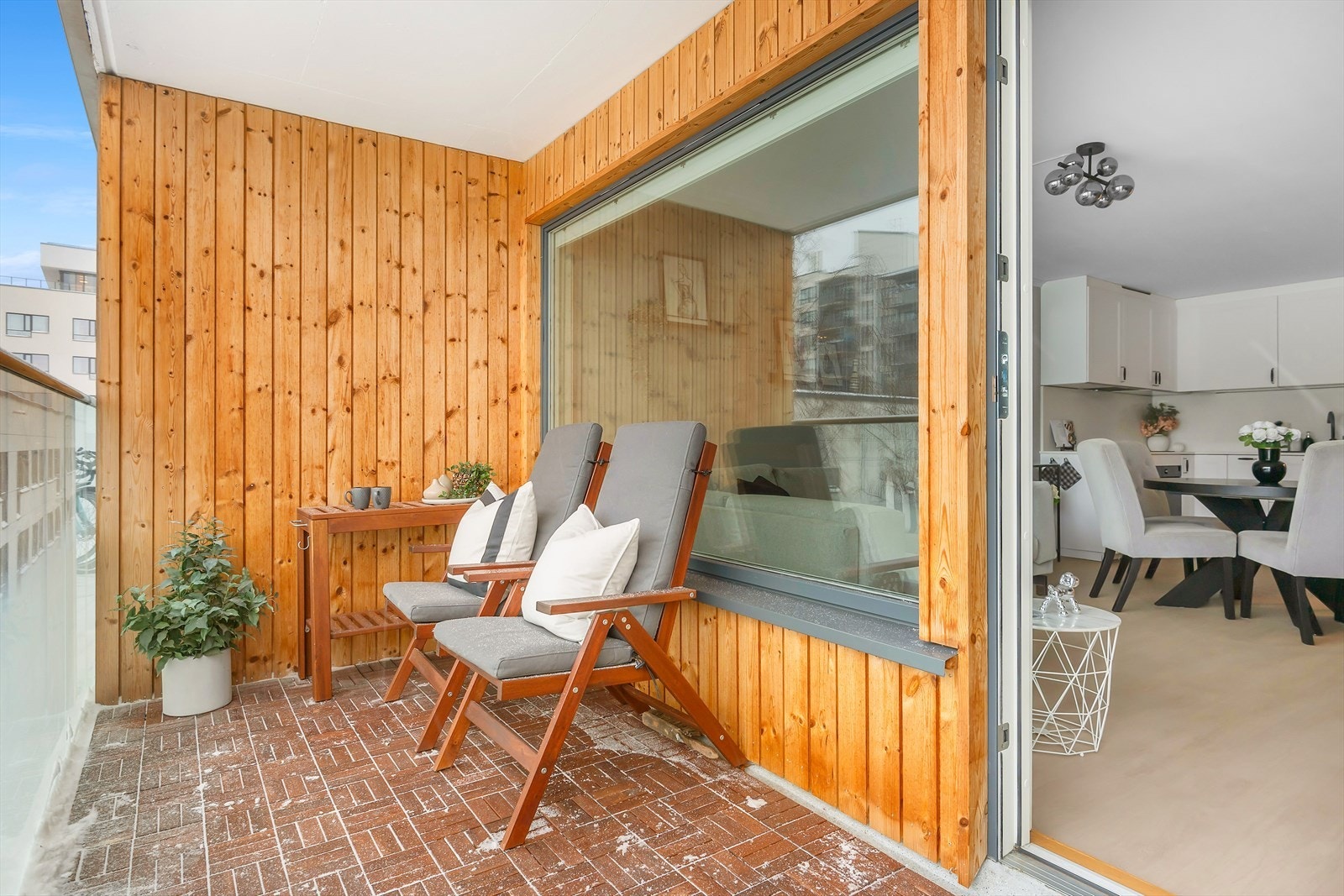 Lys og usjenert 2-roms leilighet med vestvendt balkong og garasjeplass Galleribilde