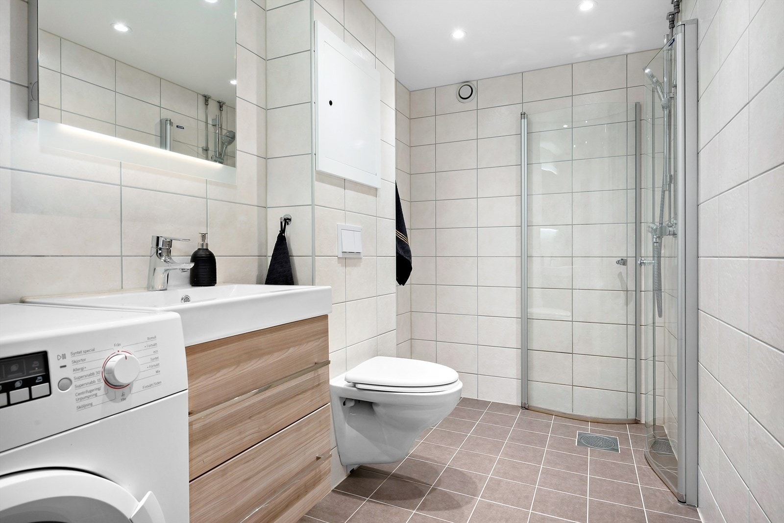 Romslig og tidløst bad med elektriske varmekabler i gulv, downlights i himling og opplegg for vaskemaskin (vaskemaskinen medfølger) Galleribilde