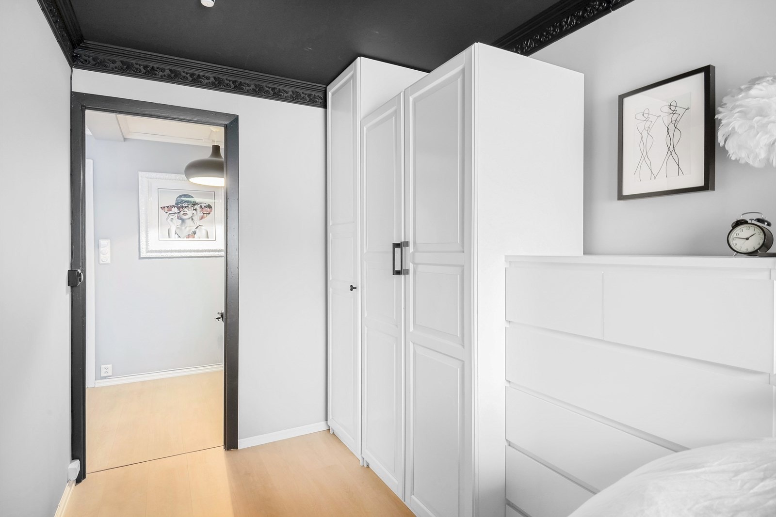 Gode oppbevaringsmuligheter i medfølgende garderobeskap Galleribilde