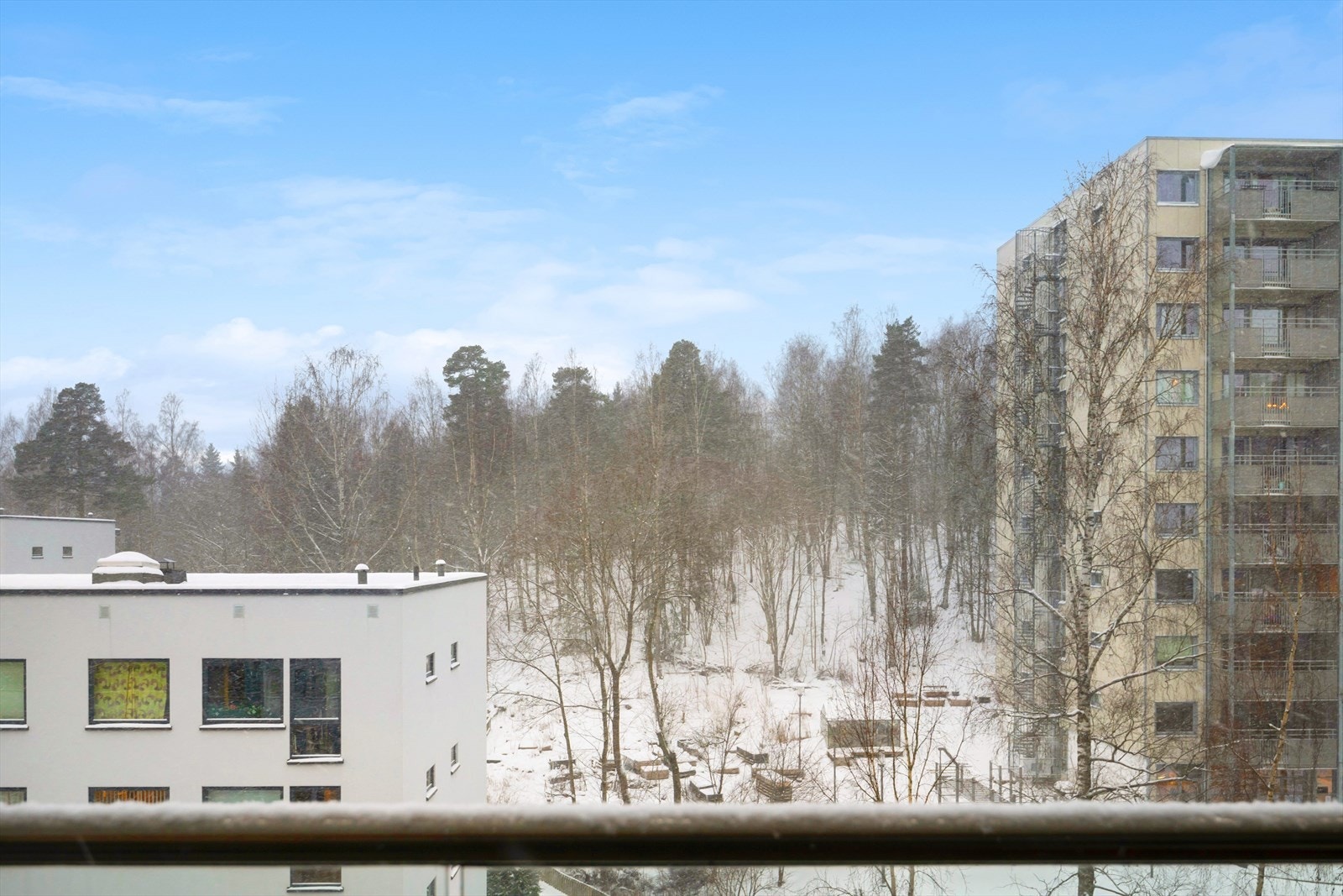 Balkongen har fin ettermiddags- og kveldssol. Sommer, vår og høst har man grønt og idyllisk utsyn Galleribilde