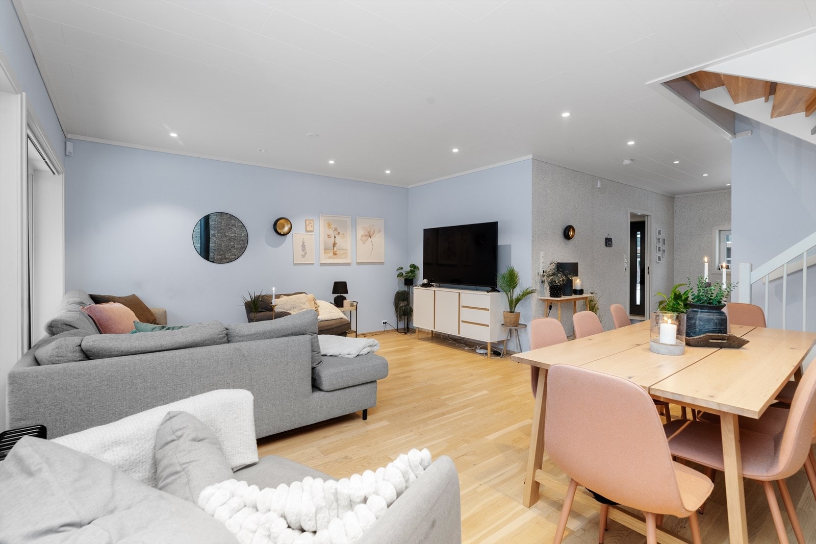 Det er god plass til både sofagruppe og spisebord. Galleribilde