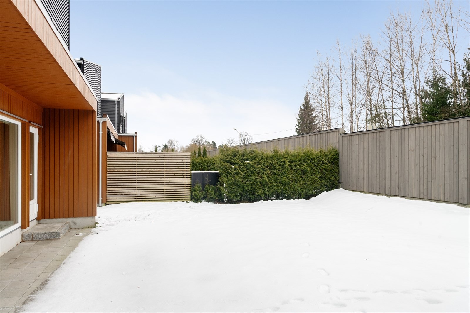 Solrikt uteområde. En meget tiltalende bolig over to plan, med solrike utearealer og sentralt beliggenhet på Strømdal, med kort vei til skoler, barnehager og Gulsetsenteret. Galleribilde