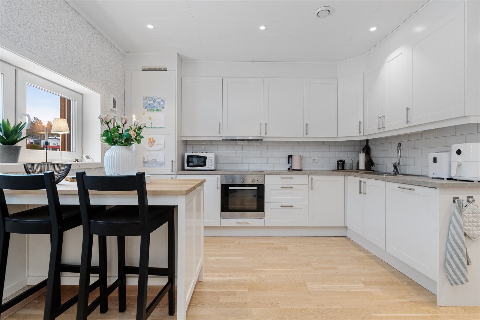 Det er integrert kjøl/fryseskap, stekeovn og oppvaskmaskin. Over stekesone er det ventilator med utlufting ut. Det er også lagt opp til vannstoppersystem og komfyrvakt. Galleribilde