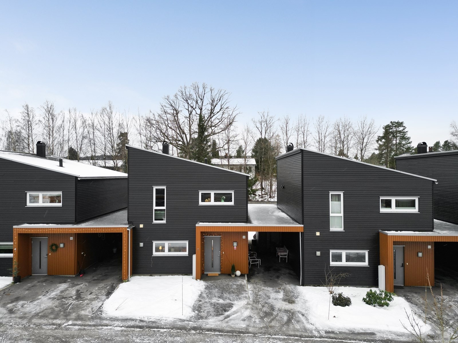 På fremsiden av boligen er det også en hyggelig hageflekk. Det medfølger i tillegg carport og utvendig bod. Galleribilde